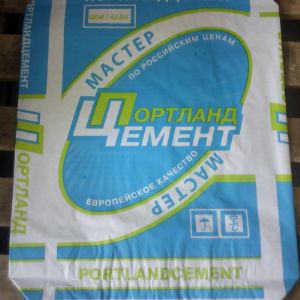 Многие ответственные строители используют цемент М500-Д0 для создания долговечных и устойчивых железобетонных сооружений. Например, данная марка особо популярна в сельском хозяйстве или строительстве жилых домов, так как смесь полностью безопасна для здоровья человека и защищена от воздействия погодных явлений, морозов, влаги, коррозии и прочих факторов, способных разрушить кладку или фундамент.
Благодаря специальным добавкам бетон застывает в течение нескольких часов, что отлично подходит для аварийных или восстановительных работ, где требуются неотлагательные действия со стороны строителей. При производстве, завод «Себряковцемент» использует самые передовые технологии для контроля качества, поэтому марка соответствует всем заявленным характеристикам, ГОСТам и нормам технического регламента. Производитель нацелен непосредственно на внутреннего потребителя, поэтому ценовая политика рассчитана именно на это, что способствует конкуренции с зарубежными аналогами.