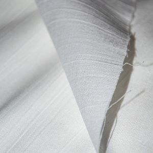 Бязь отбеленная.
Бязь отбеленная - это плотная хлопчатобумажная ткань полотняного переплетения. Гигиеничная, экологически чистая, легкая, практически не мнется.

Ширина — 80 см.
Плотность — 140 г/м2.
Длина рулона – 60 м.