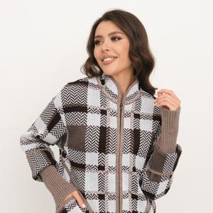 Жакет женский на молнии свободного силуэта с цельновывязанным рукавом 3/4 с удлиненными эластичными манжетами. Воротник-стойка, застежка на молнии. По бокам вязанного жакета два накладных кармана.  По низу изделия  проложен шнурок для регулировки ширины низа жакета. Жаккардовый рисунок образует клетку.,
Состав: 10% Шерсть, 90% Пан
Размерный ряд: 48-58