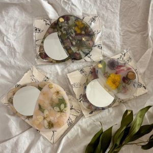 Складные зеркала из смолы с сухоцветами