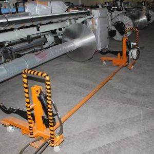 Балочная транспортная тележка грузоподъемностью 2,5-3 тонны имеет возможность легко перемещаться благодаря литым колесам с полиуретановым покрытием. Крюки, прикрепленные к обоим концам поддонов, предотвращают раскрытие полных балок в разные стороны во время транспортировки. Долговечность и простота в использовании – главные критерии при выборе.
