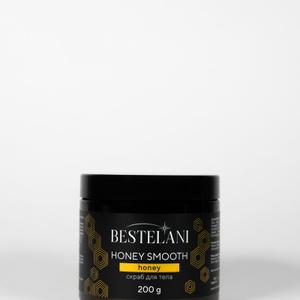 Скраб для тела Honey smooth

Сухой воздух, недостаток кислорода, стрессы, отсутствие полноценного базового ухода и ограниченное потребление воды — все это влияет на состояние нашей кожи. Первый шаг к преображению можно сделать уже сегодня с помощью линии «Медовая».

Скраб — один из обязательных этапов комплексного ухода. С его помощью удаляют омертвевшие клетки кожи, убирают глубокие загрязнения, очищают поры. «Медовая» — это натуральная серия, разработанная специально для городских жительниц.

В составе средства — натуральный мед и авокадо, миндальное масло и масло абрикосовой косточки, которые глубоко питают и увлажняют кожу, делают ее мягкой, шелковистой, упругой и эластичной. Витамин Е предотвращает преждевременное старение.

Медовый скраб Honey smooth подходит для всех типов кожи. Он прост в использовании: достаточно нанести средство на влажную кожу, растереть массажными движениями в течение нескольких минут и смыть теплой водой. Эффект будет заметен при регулярном применении.

Рекомендуем использовать продукты линии «Медовая» в комплексе, чтобы получить максимальный результат от ухода: они прекрасно дополняют друг друга, усиливая воздействие компонентов.

Гель для душа Honey touch создает воздушную пену и обволакивает тело ароматом меда. Лосьон Honey silk, нанесенный на кожу после механического воздействия скраба, успокаивает ее и еще интенсивнее смягчает.

Скрабирование — это процедура, которая обеспечивает коже настоящий спа- уход, делает ее гладкой, нежной. Мы подобрали абразив, который очищает мягко, не травмируя кожу. При этом медовый аромат создает атмосферу тепла и уюта, перенося в летний день независимо от времени года.

Побалуйте себя новой роскошной линией уходовых средств!

Применение
Нанесите достаточное количество продукта на влажную кожу и массируйте круговыми движениями, смойте теплой водой. Рекомендуется использовать в сочетании с лосьоном для тела Honey silk из линии «Медовая» с целью достижения максимального эффекта. Применять 2-3 раза в неделю.

Состав
Sucrose, Рetrolatum, Isopropil Myristate, Hydrated Silica, PEG-40 Hydrogenated сastor oil, Honey, Persea gratissima (avocado) oil, Sweet almond oil, Prunus armeniaca seed oil, Tocopheryl acetate, Aroma, Phenoxyethanol, Вenzyl alcohol, Еthylhexylglycerin, BHT, Cl 75120, Cl 47000, Cl 14700, CI 73015