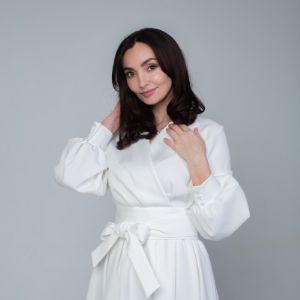 Платье  на запах , пояс резинка 
Базовый цвет белый .
Цвета меняются по сезону .
