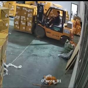 Механизированная складская обработка. Работаем быстро и без потерь. Использование современной техники, бережное паллетирование и стрейчевание гарантируют 100% сохранность вашего товара при погрузо-разгрузочных работах.