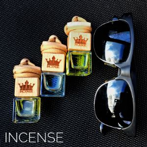 Флакон INCENSE  - это уже готовое для продажи изделие, которое содержит стеклянный флакон, крышку из специальной породы дерева (бук), шнурок для удобного использования и ароматическую парфюмерную композицию по мотивам известных брендов.