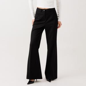 Брюки:

 облегающего силуэта,
расклешенные к низу
функциональные карманы в боковых швах,                              
выполнены из костюмной ткани черного цвета,
застёжка петли пуговицы и брючная молния. 
Состав: 70% полиэстер, 24% вискоза, 6% спандекс        
Размерный ряд 42-46