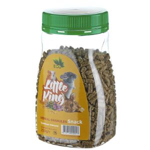 Травяные гранулы Little King-это лакомство  для грызунов. Изготовлено из отборных зерен(пшеницы, ячменя,овса) и смеси сушеных трав(люцерны, клевера, тимофеевки), с добавлением минерально-витаминной добавки. Является источником клетчатки, а также средством для стачивания постоянно растущих резцов.