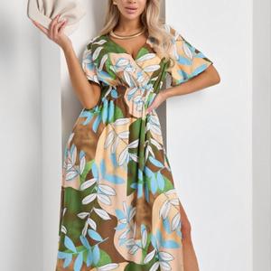 Платье длинное лёгкое с коротким расклешенным рукавом от компании Jetty. Модель свободного силуэта, выполнена из хлопкового полотна с принтом. V-образный вырез горловины на запах. Линия талии собрана на резинку. В боковых швах-высокие разрезы. Без застёжек, карманов и подклада. Прекрасный вариант провести лето с комфортом.