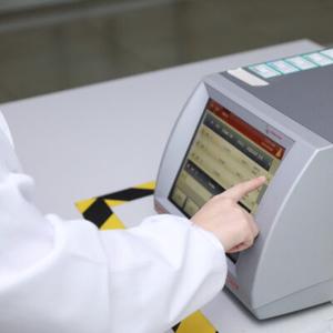 Контроль качества готовой продукции. Лабораторное оборудование для проверки всех показателей ароматизаторов перед отправкой клиентам.