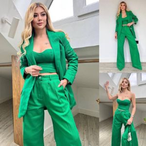 Дизайнерский женский костюм зеленый