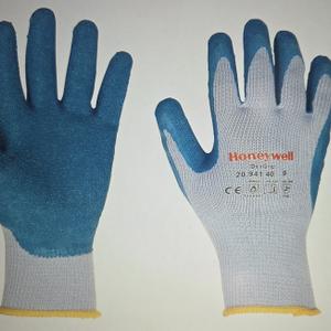 Защитные перчатки от порезов Honeywell из хлопка и полиамида,
Особенности
 • Бесшовная трикотажная конструкция исключает неудобные швы, которые могут натирать, рвать или раздражать кожу.
 • Нитриловая ладонь обеспечивает защиту от порезов, проколов и истирания.
 • Изготовлено с использованием запатентованного процесса погружения, обеспечивающего превосходную посадку, ловкость и долговечность.
 • Покрытие ладони помогает снизить усталость рук, обеспечивает лучшую посадку и более комфортно при длительном использовании.
 • Покрытие обеспечивает надежный захват на гладких или шероховатых поверхностях.
 • Открытая задняя часть обеспечивает превосходную вентиляцию.

Применение
 • Подходит для строительства, переработки отходов, лесопильных и деревообрабатывающих работ, обработки стекла, санитарной обработки, обработки листового металла, сборки автомобильных узлов, ландшафтного дизайна и обработки бумаги.