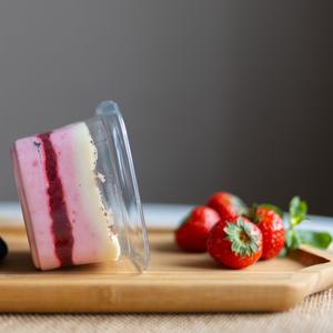 Фитнес пирожное «Вишня-кокос» с чизкейком	
Яркий вкус вишни, кокоса и лёгкий чизкейк в одном десерте. Полезный выбор без сахара для утончённого наслаждения.	
Вес/объем 130г.	
Энергетическая ценность: 146 ккал / 610 кДж, БЖУ: 7/9/9	
Состав: Творожный сыр сливочный, творог мягкий 5%, молоко пастеризованное 1,5%, инулин, кукурузный крахмал, экстракт стевии, эритрит, мука рисовая, яйцо куриное пищевое, миндальная мука, какао порошок, разрыхлитель теста, кокосовое масло, вишня.
