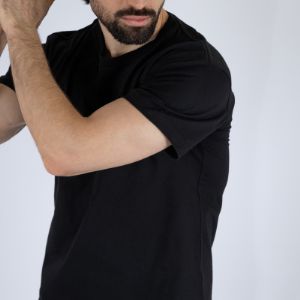 Плотная футболка мужская однотонная в нескольких вариантах расцветки (черная, серая, белая). Модель имеет короткий рукав и круглый вырез. Материал футболки - натуральный хлопок 100%, плотность 160гр/м2.