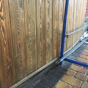 Деревянный забор с брашировкой