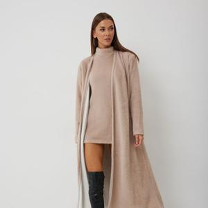 Комплект (можно приобрести отдельными позициями)
Цвета: серый, бежевый
Кардиган:  
– свободный силуэт  
– V-образный вырез без застёжки  
– одношовный рукав  

Платье:  
– приталенный силуэт  
– горловина-стойка  
– плечевые накладки