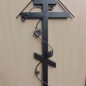 Могильный крест из проф.трубы 80х40 с домиком сверху и художественным оформлением виноградной лозы. Так же состоит из двух частей: стойка и  крест. Высота креста без стойки 1м.80см.
