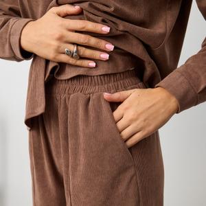 Двойка из вельвета - стильный и уютный комплект: жакет с классическим воротником и прямые брюки. Мягкий вельвет, отличный крой и трендовые цвета ткани.
Шьем под ключ или на давальческой основе.