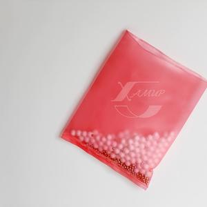 Полиэтиленовые окрашенные пакеты для сыпучих смесей ― это прочная фасовочная упаковка, выполненная в разных цветах: красные, зелёные, синие, жёлтые, оранжевые, белые, чёрные, фиолетовые и прозрачные. Цветные пакеты удобны для сортировки партий, брендинга и выделения товаров на складе.

ООО «Хамир» производит и поставляет фасовочные пакеты из ПВД толщиной 25–120 мкм, как стандартных размеров, так и по индивидуальному заказу. Мы работаем с мелким и крупным оптом, доставляем по Красноярску и всей России.