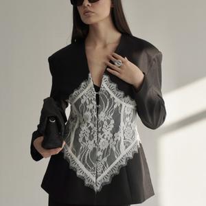 Стильный жакет прямого кроя с контрастной кружевной вставкой - эффектная модель для премиальных и вечерних коллекций. Посадка универсальная, подчёркивает талию за счёт визуальной линии корсета.
Материал: костюмная ткань + декоративное кружево.
Размеры: 40-48 (большие размеры обсуждаются индивидуально)
Модель хорошо смотрится на фото и видео, подходит для брендов, работающих на маркетплейсах и в нише женственной классики.