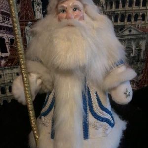 Морозко. Кукла ручной работы.
Дед Мороз сделан с максимальной естественностью, он очень красив. Его одежда совсем как настоящая. Такая кукла послужит прекрасным украшением новогоднего праздника. 
Дед Мороз:   вес – 360 гр., высота – 42 см. 

