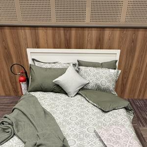 Эксклюзивный комплект постельного белья из жаккардового сатина 300 TC.
Изысканный орнамент, выполненный методом сложного жаккардового плетения, создаёт благородную фактуру и эффект объёмного рисунка. Плотный сатин 300 TC отличается безупречной гладкостью, мягким шелковистым блеском и превосходной износостойкостью. Гармоничная оливковая палитра придаёт интерьеру глубину, респектабельность и атмосферу отельного люкса.