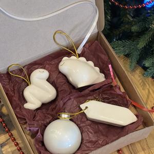 Набор елочных игрушек. Все игрушки делаются на производстве в Подмосковье.
Материал - фарфор. Игрушка может быть украшена ручной росписью или брендирована несмывающейся печатью (деколью).