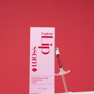 Lapiena Lipssom — это филлер для губ на основе сшитой гиалуроновой кислоты (24 мг/мл).
Формула усилена активными компонентами:

Витамин B12 — придаёт губам естественный розовый оттенок и улучшает их тон,

PDRN — стимулирует регенерацию тканей, выработку коллагена и эластина,

Маннитол — антиоксидант, защищает от стресса и продлевает эффект филлера.

Lipssom обеспечивает увлажнение, объём, естественный цвет и восстановление губ, а результат сохраняется до 3–6 месяцев.