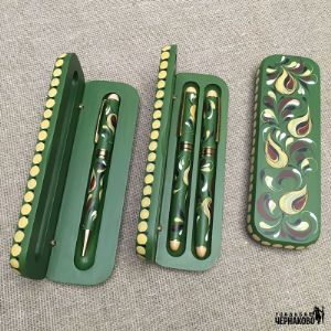 Зеленые подарочные ручки в футлярах