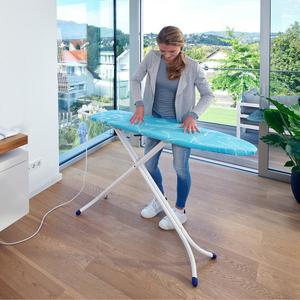 Гладильная доска с электроподключением Leifheit Airboard Compact Plus M c Х-образными ножками.