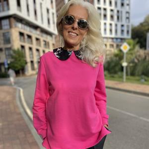 Какой должна быть идеальная одежда для женщины 40+?
✔ комфортная
✔ стильная
✔ визуально омолаживающая

Именно таким получился наш новый женский свитшот с воротником, он же — удлинённая толстовка и худи женское без капюшона. Модель оверсайз, но аккуратная, не утяжеляющая силуэт, с продуманной посадкой и эффектом «минус 5 лет» за счёт деталей.

💫 Фишка модели — съёмный воротничок

Свитшот женский оверсайз удлинённый модный дополнен съёмным воротником, который крепится на кнопки и легко снимается.
Воротничок не просто украшение — это элемент, который:

делает образ более женственным и нежным,
смягчает черты лица,
визуально омолаживает,
добавляет романтичности или лаконичности — по настроению.
Модель выполнена из премиум футера диагональ, хлопок с добавлением эластана — ткань мягкая, уютная, держит форму, не вытягивается.
Это худи женское хлопковое, отлично подходящее для весны, осени и прохладного лета.

Без начёса — дышит и не перегревает.
Без капюшона — более элегантно и универсально.