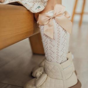 Нарядные демисезонные ботиночки для девочек «Принцессы» от Little Club: белый верх, кружево, атласный бант. Мягкая подошва, удобная застёжка.