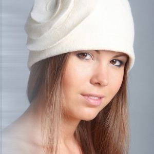 www.tm-kapriz.ru. www.tm-kapriz.ru Молодежная шапочка, украшение в виде улитки.



-Шапочки легкие и удобные, сочетаются и с куртками, и шубами, можно носить даже под капюшон.