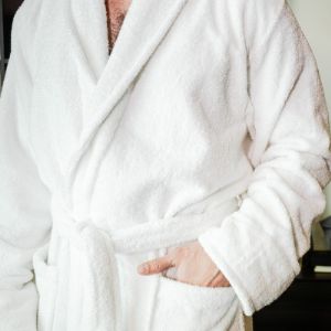 Махровый белый халат выполнен из 100 % хлопка, двухкольцевой нити. 420 гр. плотности, с воротником
