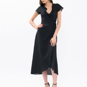 Универсальная модель платья с запахом в черном цвете.