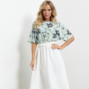 Платье комбинированное с поясом от производителя Jetty. Модель Платье отрезное по линии талии длины миди. Верх выполнен из плательной ткани с принтом, низ и пояс из однотонной костюмной ткани. Короткий цельнокроенный рукав. Вырез горловины лодочка. Прекрасно дополнит Ваш гардероб для любого мероприятия.