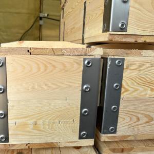 Фурнитура и усиление узлов — металлические уголки/петли/крепёж для прочности ящика. Решения для тяжёлых и вибронагруженных перевозок, надёжная фиксация крышки и стенок.