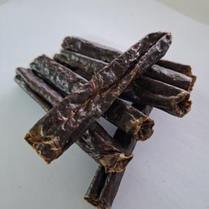 колбаски сушеные в натуральной оболочке. состав:мясо говядины.говяжьи субпродукты.без консерванта и химии.