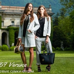 Купить оптом сумки итальянского бренда 19V69 Versace вовсе не проблема, если вы обратились к Vesto Italiano . Удобство и разнообразие выбора не позволят вам остаться без покупки. В нашем оптовом интернет-магазине  вы обязательно что-то подберете для себя. Самые разные модели как для юных девушек, так и для статных женщин – найдете все.