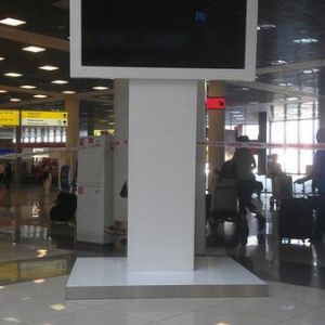 Плазменый экран для Skoda. Рекламная стойка с автомобильным подиумом для компании Skoda