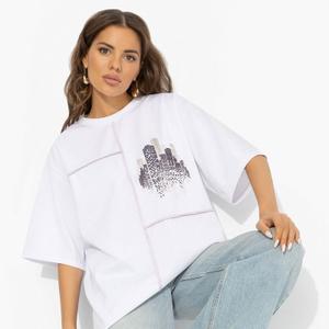 Футболка белая со швами наружу от компании Charutti. Модель свободного кроя, выполнена из трикотажного полотна "Милано". Круглый вырез горловины. Идеальный выбор для создания неповторимого образа.