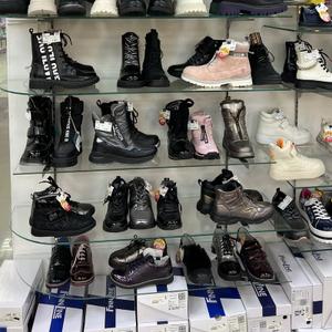 Предлагаем к закупке детский обувной ассортимент. В наличии около 900 пар детской обуви (ростовки от 18 до 36 размера) следующих брендов: Kapika, Kotofey, Kenka, Ulet, Shagovita, Zebra, Tomm, Biki, IndigoKids, LeopardKids. 
Ассортимент можно рассмотреть на нашем розничном сайте: 
Обращайтесь по телефону, можем направить подробное видео товара
 Леся