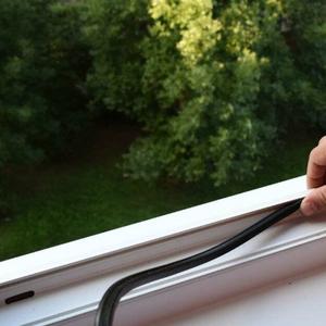 Уплотнитель представляет собой эластичную резиновую трубку, которая проходит по всему периметру оконного профиля.
 Он служит для лучшего прилегания створки к профилю, предотвращает проникание холодного воздуха внутрь помещения.
 При деформации уплотнителя снижаются теплозащитные свойства окна, на стеклах может появиться конденсат.
ТОО «Панорама Караганды» предлагает услуги по ремонту окон, дверей, лоджий и других изделий из ПВХ.
Услуга по замене резинового уплотнителя в комплекте с регулировкой створки будет стоить:
- окно с простым открыванием - 4000 тенге;
- окно со сложным открыванием - 5000 тенге;
- двери - 4500 тенге.
Цена актуальна на декабрь 2025 года.
Ждем ваших звонков!