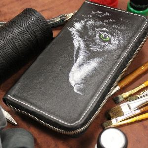 Мужской клатч из кожи с волком и карманом для телефона