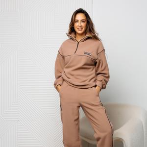 Костюм спортивный флисовый двойка с кантом Raposa - это идеальный выбор для тех, кто ценит комфорт и стиль. Этот теплый костюм, выполненный из качественного трикотажного материала с начесом, станет незаменимым спутником на осень - зиму. Благодаря своей универсальности, костюм подходит как для активного отдыха, так и для повседневной носки. Худи зипка с воротником-стойкой на молнии и длинными рукавами, а также джоггеры с высокой посадкой и кулиской внизу, обеспечивают максимальный комфорт и свободу движений для беременных будущих мам и полных женщин больших размеров плюс сайз до 62 и 64 размера. Брюки на резинке удобно надевать и снимать, они снабжены удобными прорезными карманами для хранения мелочей. Оверсайз крой создает стильный и современный образ, а мягкий флис приятен к телу. Демисезонный анорак и треники станут незаменимыми в холодное время года. Костюм осенний - зимний доступен в нескольких базовых цветах: белый, бежевый или светло-коричневый и серый, что позволяет легко подобрать его под любой гардероб. Благодаря своей практичности и трендовому дизайну 2025, этот костюм брючный станет отличным повседневным выбором для девочки подростка, а также для тех, кто предпочитает унисекс стиль. Он идеально подойдет для занятий спортом и фитнесом, путешествий, прогулок на свежем воздухе, а также для домашнего отдыха. Утепленные штаны трико на флисе и мастерку в стиле спорт шик можно надевать под горнолыжный костюм или в школу на физкультуру.