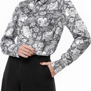 Блузка атласная серая с принтом от бренда SelenaSonata. Модель прямого силуэта, отложной воротник на стойке. Рукава втачные, длинные, на манжете. Практичная модель на любой случай. Рекомендуется бережная стирка при 30 градусах.