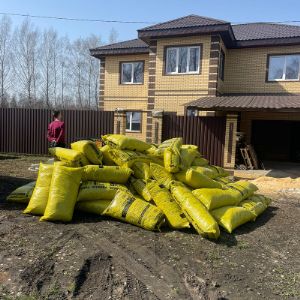 Эковата даст помещению надежную защиту не только от зимней стужи, но и от плесени, грибков, гнили и грызунов. Борная кислота, которая входит в состав такой ваты, легко справится с опасными бактериями и не даст им распространиться. При этом она не испаряется, а значит, безопасна для людей.