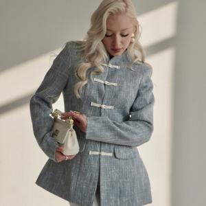 Структурированная модель из костюмной ткани с твидовым эффектом. Держит форму, не мнётся, выглядит дорого на фото. Идеально для офисных и городских коллекций. Универсальная посадка.
Материал: костюмная ткань (структурированная)
Размеры: 40-48 (большие размеры обсуждаются индивидуально)