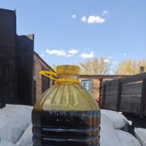 Производитель реализует техническое подсолнечное масло, получаемое в качестве побочного продукта при переработке товарного подсолнечника. Техническое подсолнечное масло содержит полезные элементы (фосфатиды, железо, сера, кальций, магний) и активно применяется в сбалансированных рационах сельскохозяйственных животных и птиц: например используется в кормлении бычков на откорме и в рационах цыплят бройлеров, чем достигается неоднократно отмечаемый высокий ростостимулирующий эффект. 
Реализацию настоящего технического продукта осуществляем наливом в любую удобную для потребителя тару.
Отгружаем со склада производства или доставляем до склада покупателя собственным транспортом.