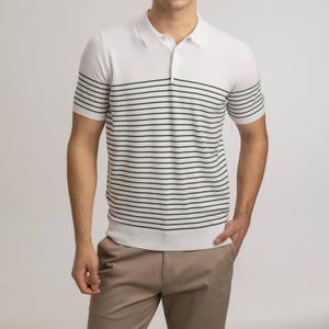Вязаное поло с устойчивой формой, белым цветом и контрастной зеленой полоской