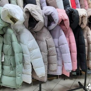 Одежда верхняя швейная женская из шерстяных тканей, из тканей из химических волокон и нитей, в том числе утепленные натуральным пухом, химическими материалами (холлофайбер, синтепон): куртки, пуховики, пальто